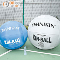 圖左藍色為練習用之橡膠球，直徑都接近1米；圖右的4呎橡膠球為正式比賽用球。