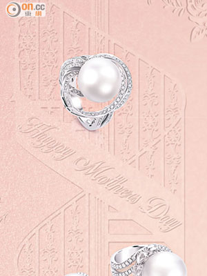 18K白色黃金鑲嵌白色珍珠及鑽石戒指，最能表達對母親的愛意。