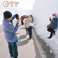 不怕遍體生寒，可像這位大媽緊貼雪壁留影。