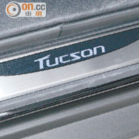車門追加了刻有Tucson字樣的金屬門檻，還附設發光功能。