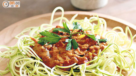 Raw Zucchini Pasta $62 <br>麵條其實是意式小青瓜絲，醬汁則以番茄、西芹和橄欖油等做成，拌勻來吃味道清新，生機飲食者亦可食用。