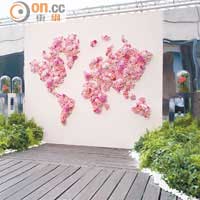 會場外以鮮花砌出一幅Dior Garden的地圖，悅目優雅。