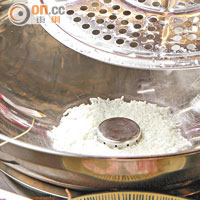 鍋子會先放入不同鍋底，透過蒸氣孔將蒸架QD上的配料蒸熟。放入鍋底後便可加上蒸架，蒸煮不同的食材。