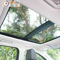 全景觀天幕頂屬標準裝備，附設的遮陽板更具備電動開關功能。
