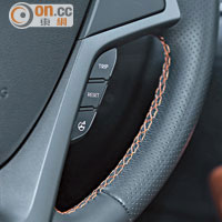 新增Hyundai Flex Steer軚感選擇系統，只要按動軚盤右方控制鍵，選擇Comfort、Normal或Sport模式。