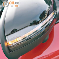 側鏡殼整合指揮燈，已成為當今大部分汽車的標準配置。