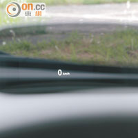 自選配備MINI Head-Up Display，方便駕駛者接收行車資訊。