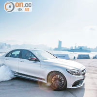 伍家麒透過專業技術駕駛Mercedes-AMG C 63 S進入現場，並表演連串高難度飄移動作。