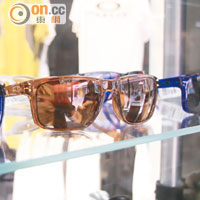 Oakley <br>Oakley的太陽眼鏡鏡框顏色選擇向來豐富，而大熱款Holbrook平近3成，再加退稅簡直Perfect！
