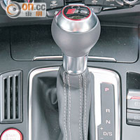 七前速S tronic自動波箱後方配備Audi Drive Select按鍵，可選擇不同駕駛模式。