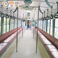 火車座位分2種，圖中是皮製單排座椅，另一種為絨面雙人座位。