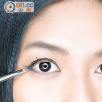 ii.以細型眼影掃沾上適量藍色眼影，為上眼線及下眼線至眼尾三角位掃上色澤，深邃輪廓。