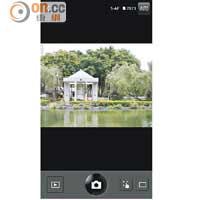 透過《Olympus Image Share》手機App，即可遙控拍攝及傳相。
