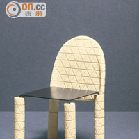 兩位設計師的創意非常驚人，如這款用白朱古力打造的椅子，椅身經過防蟲、防溶處理，可安心「享用」！