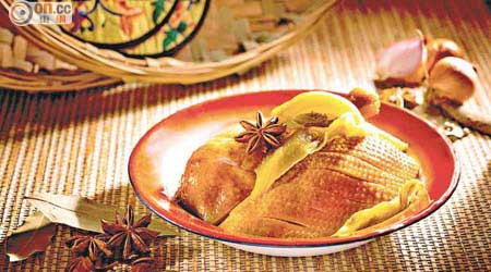 水鄉碌鴨$148 「碌鴨」是指鴨隻在熱鐵鑊中滾動至熟透的烹煮方法，配由豆蔻磨豉秘製醬料，香濃惹味。