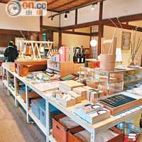 委身於傳統的町家建築，面積受到限制，令此店較集中出售京都的特產。