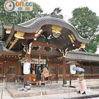 當年天皇為了祈求瘟疫離開京都，下令把祭祀疫神的今宮神社遷至現址。