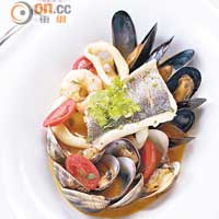 托斯卡尼海鮮湯<br>主菜之一，魚柳、大蜆、青口、魷魚交織出來的海洋鮮味，盡在湯底中。