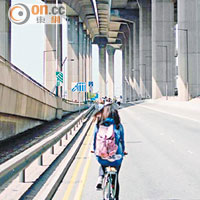 通往昂船洲大橋的一段路，舒適又平坦，圖為Bike The Moment的活動相。