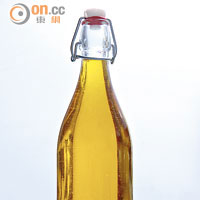 約旦新鮮橄欖油清新帶果香，除了可用作炸食物外，也是添加素菜味道的好幫手。