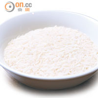 中東盛產的白米細長不帶黏性，用香料炒過口感與味道更佳。