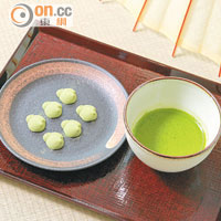 店內會不定期請來京都的茶道老師教授茶道班，每位學員可品嘗到一杯抹茶以及兔仔造型的糖果。