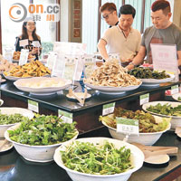 汆燙鍋餐超過20款蔬菜任食，午餐晚餐同價，十分抵食，成人NT$439（約HK$111），小童NT$296（約HK$75）。