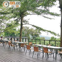 牧場餐廳設露台座位，有一望無際的山景，視野廣闊。