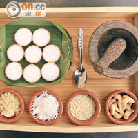 Kanom Krok 250 Baht（約HK$58）<br>顧客將芝麻、椰肉、腰果等配料磨碎後，加到椰撻上享用。