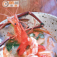 冬蔭功湯 480 Baht（約HK$111）<br>以傳統泰北口味為主，生猛大蝦是亮點，加入了嫩滑椰肉後，湯底酸酸甜甜又帶點辣味，食到停唔到口。