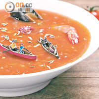 海鮮番茄湯用上大量海魚、青口、帶子、蝦及魷魚等煮成，大廚更加入莎樂美腸，令海鮮湯添上墨西哥風味。