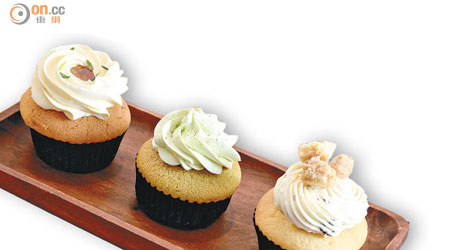 （左起）Kumquat、Green Tea、Raisin & Crumble Cupcakes $30/件 <br>每天供應8款杯子蛋糕，不乏新鮮口味，如柑桔、綠茶、提子脆脆等，分量不算巨型，吃完不覺滯膩。