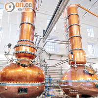 黃銅蒸餾鍋爐Thomas（左）已超過200年歷史，它跟Marie每天可生產2,500升氈酒。