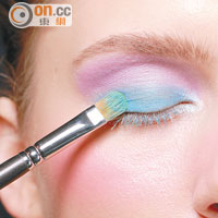 Tips 1<br>以水藍色眼妝為主，由於色澤淺淡透薄，整個眼蓋塗上亦不怕太濃妝。