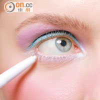 Tips 3<br>想雙眸予人水汪汪的效果，可於下眼線掃上少許亮白色眼影或眼線，提亮眼妝。