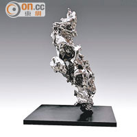 《假山石 第一百五十號》<br>中國當代雕塑家展望的著名系列作品，利用不銹鋼打造現代化盆景，挑戰傳統假山石的感官知覺。（估價$240萬~$300萬）