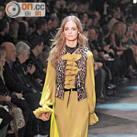 Roberto Cavalli<br>莎士比亞式的ruffles領薄紗連身長裙襯動物紋背心，打造野性的復古女郎。