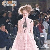 Alexander McQueen<br>淡粉紅喱士連身裙，浪漫的褶襇、高領剪裁與layering下襬，帶維多利亞式的復古色彩。