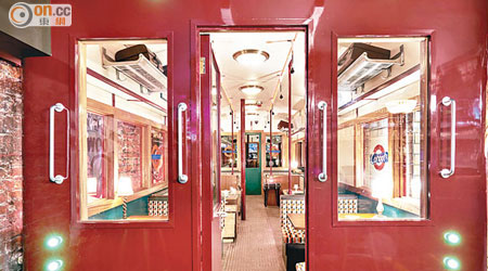 酒吧模仿40年代的Underground車廂，由列車外觀，到車廂環境都複製得似模似樣。