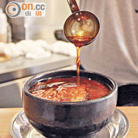 奉客前會在蝦頭湯汁上再淋上自家製香濃蝦油，令蝦鮮味倍升。