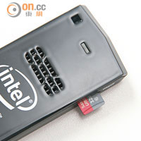 提供USB插口及microSD卡槽，表面備有大量散熱孔。