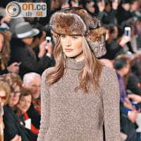 Ralph Lauren<br>毛毛帽可以覆蓋耳朵，夠保暖。