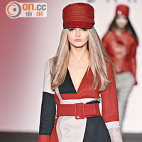 Daks<br>將兩種不同的紅色物料打造出挺身的軍帽。