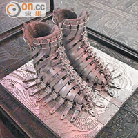 其中一件展品是一對鑲在鋼板的鞋子，留意鞋面亦採用了脊骨元素。