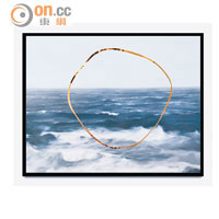 《掙脫者5號》<br>不規則的金色圓形，劃破了天與海之間的畫面，一方面對景觀造成破壞，另一方面又把兩者連結起來。