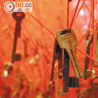 鎖匙通常用來保護一些貴重的物品，代表我們極之珍貴的東西，例如回憶。