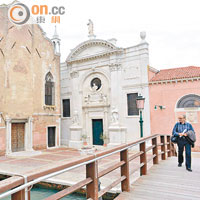 冰島館的作品，Christoph Büchel的《 THE MOSQUE: The First Mosque in the Historic City of Venice》。