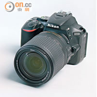 Nikon D5500<br>售價：$6,180（淨機身）、$8,580（連18~140mm鏡頭）（b）