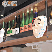 餐廳四周飾上日式面具，增加和風感覺。