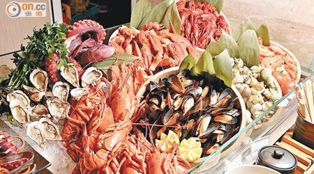 海鮮冷盤有手掌大的龍蝦、青口、螺、生蠔及八爪魚等，淨食海鮮冷盤都抵！